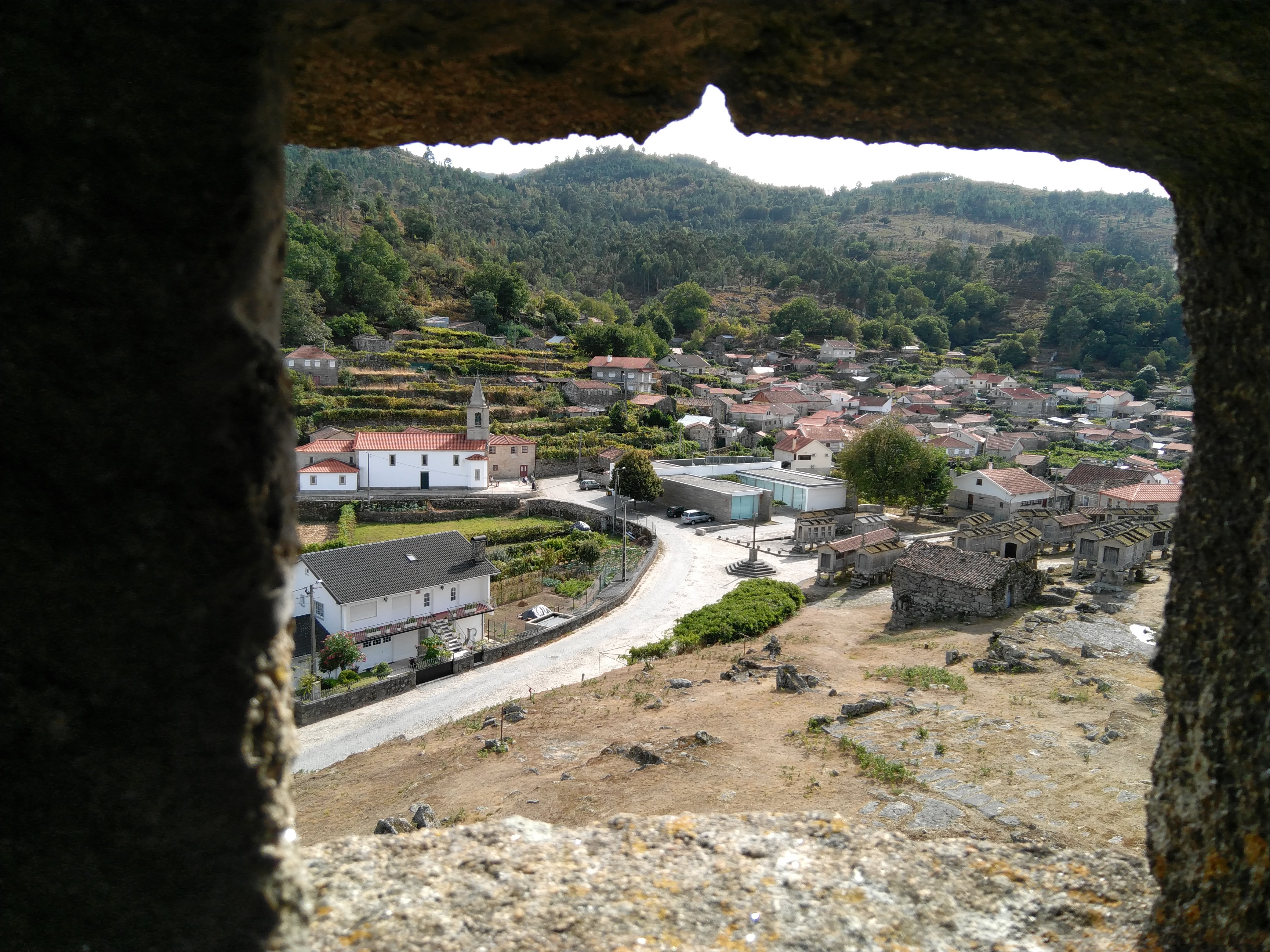 Espigueiros de Lindoso - Vista do Castelo